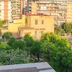 Tra I Giardini Della Scalinata Di San Gennaro