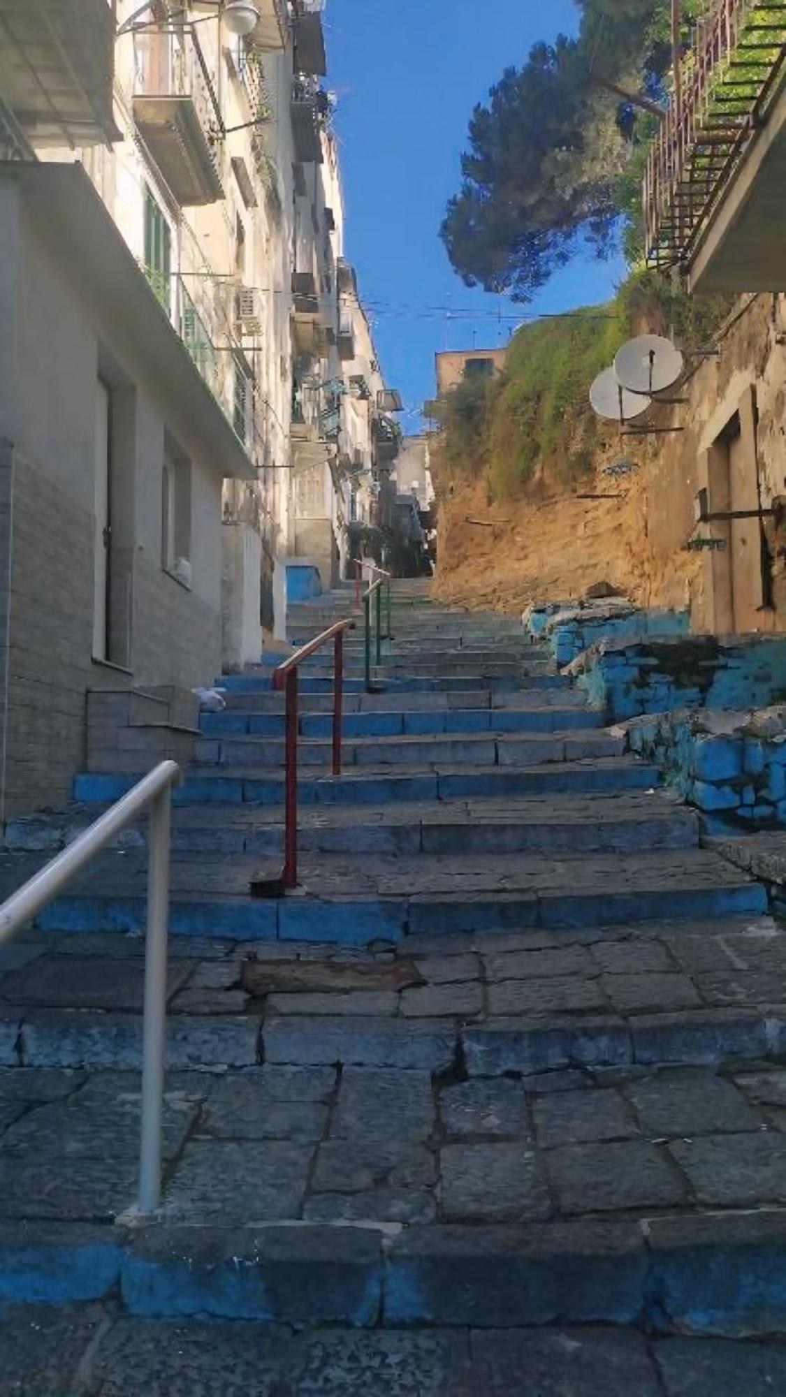 Tra I Giardini Della Scalinata Di San Gennaro Naples